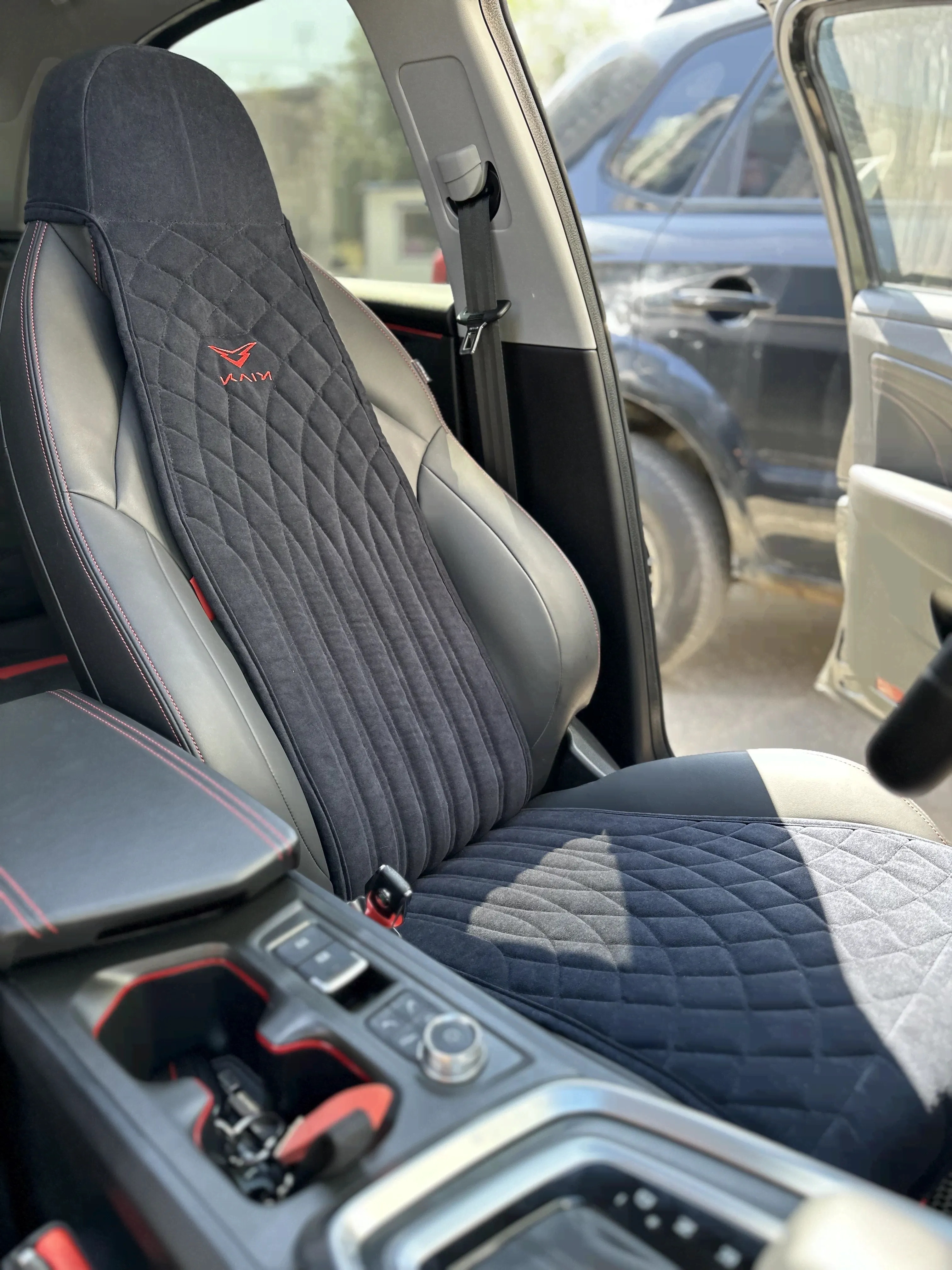 Накидки на сиденья автомобиля Kaiyi E5 / чехлы на сидения Каи Е5 / автомобильные чехлы из алькантары Кая е5