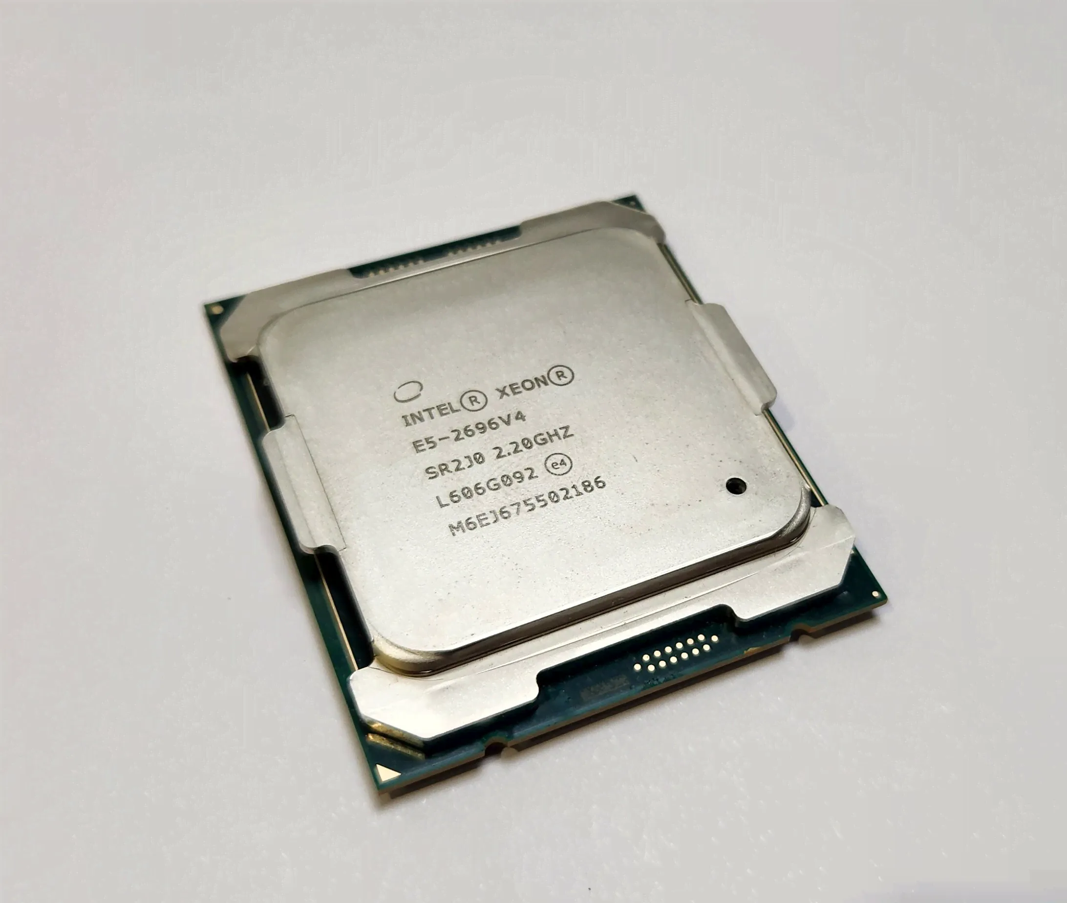 Intel Серверный процессор Xeon E5-2696v4 OEM (без кулера)-0